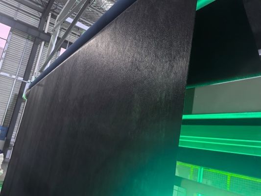 Schwarzes Geotextil aus langen Fasern - das optimale Material für Projekte zum Schutz von Steilungen