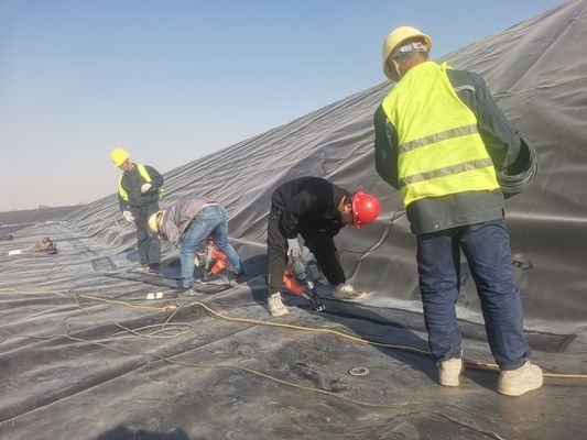 Exzellente chemische Beständigkeit HDPE-Geomembran für eine wirksame Leckage-Kontrolle in Umwelttechnik-Anwendungen