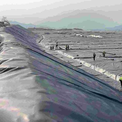 Umweltprojekt HDPE Glatte Geomembran Säure- und Alkalibeständig 700% Verlängerung beim Bruch 0,3 mm 3,0 mm Dicke