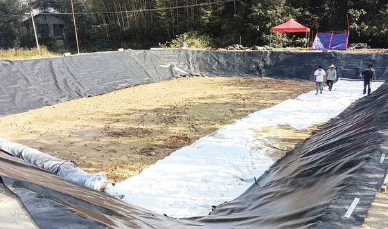 Anti-Seepage HDPE Glatte Geomembran für Landwirtschaftsprojekte Fische Teich Auskleidungen Breite 1m-9m Länge 30-100m Dicke>0,5mm