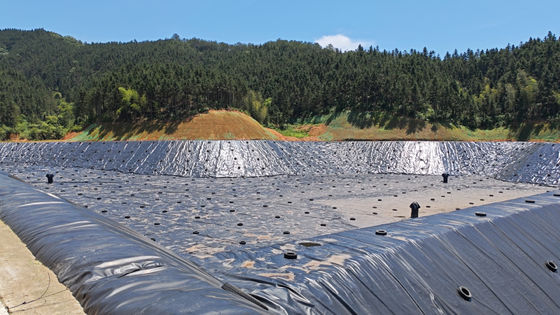 Ausgezeichnete chemische Beständigkeit HDPE-Geomembran für die Installation von Heißweißschweiß in Glanzregelungs-Teichprojekten