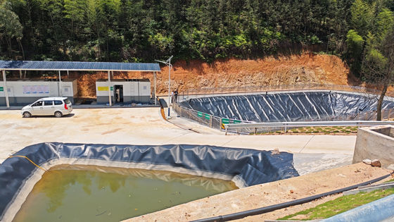 Ausgezeichnete chemische Beständigkeit HDPE-Geomembran für die Installation von Heißweißschweiß in Glanzregelungs-Teichprojekten