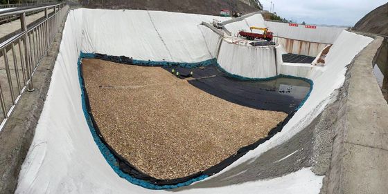 Geotextil aus Stapelfasern nach ASTM-Standard mit hoher Wasserdurchlässigkeit und hervorragender Durchstoßfestigkeit für Umweltprojekte