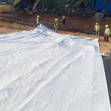 Weißes Geotextil aus leichten Stapelfasern mit hervorragender Filterfunktion