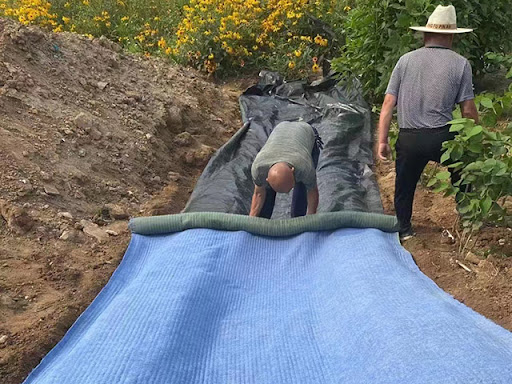 Zement-imprägnierte Decke: Ausrollen. Anfeuchten. Fertig. Unterüberschrift: Sofortiger Beton ohne Mischen, Gießen oder Warten.